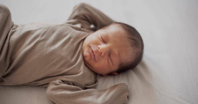 Normalkah jika Mata Bayi Bergerak saat Tidur? Ini Kata Dokter